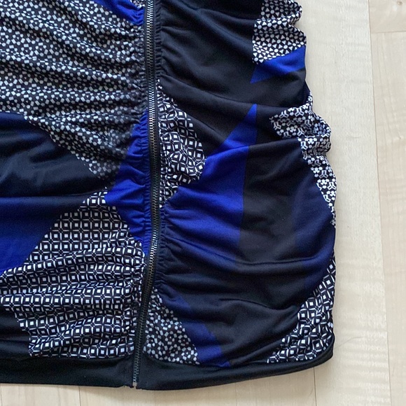 EUC tunic, ruched sides, longer length, front zip, abstract pattern, flattering - Picture 3 of 15